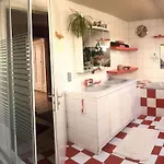 With 2 Bedrooms Prázdninový dům *